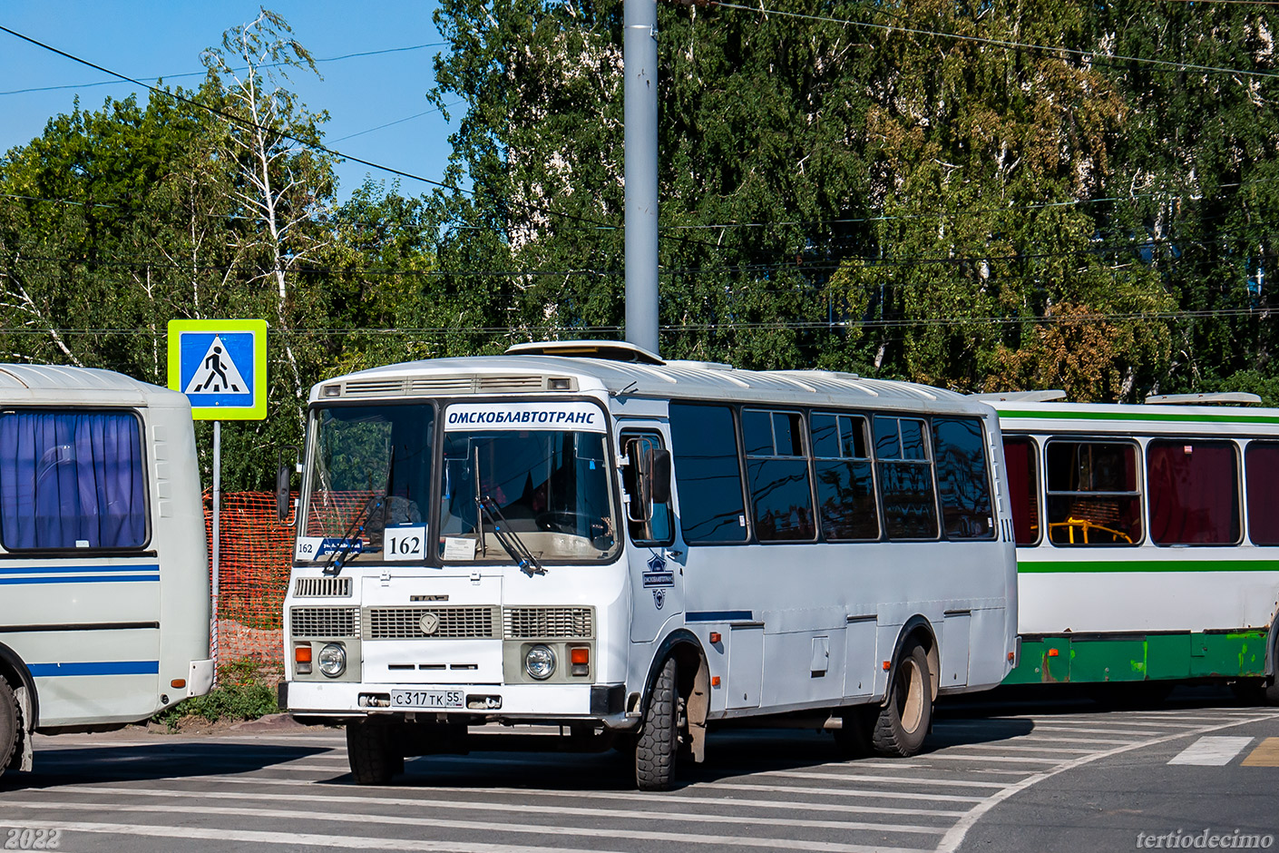 Омская область, ПАЗ-4234-05 № 111; Омская область, ЛиАЗ-5256.35 № 195