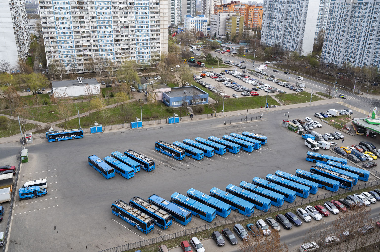 Москва, Нижегородец-222708 (Ford Transit FBD) № 1777038; Москва, КАМАЗ-6282 № 410409; Москва, КАМАЗ-6282 № 410404; Москва, НефАЗ-5299-40-52 № 1321062; Москва, КАМАЗ-6282 № 410427; Москва — Автобусные вокзалы, станции и конечные остановки