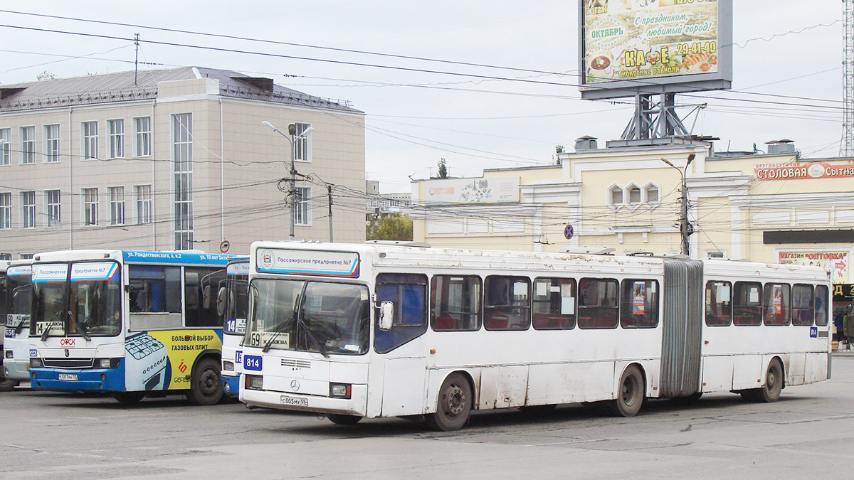 Omszki terület, LiAZ-5256.45 sz.: 1544; Omszki terület, GolAZ-AKA-6226 sz.: 814; Omszki terület — Bus stops